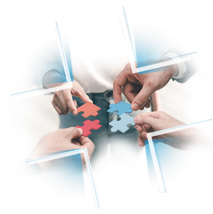 Mani di persone che tengono in mano un pezzo di puzzle ciascuno