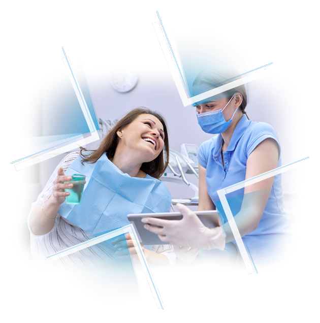 Paziente e dentista che sorridono insieme