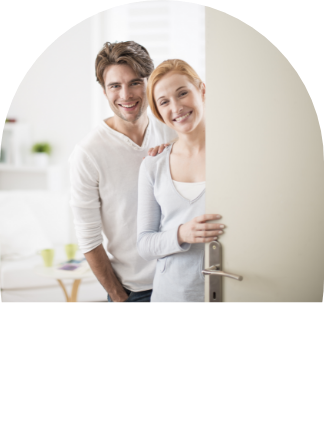 Coppia di persone che aprono la porta della propria abitazione